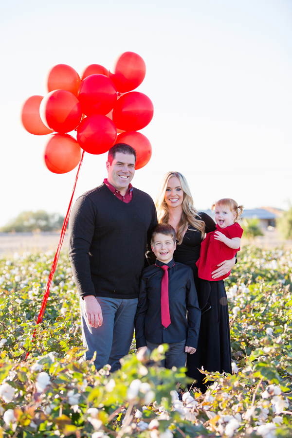 phoenix-arizona-portrait-photographer-cotton-field-family-christmas-holiday-red-balloons001