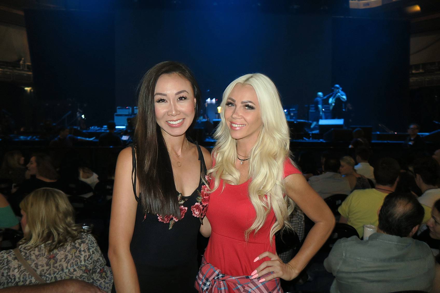 Diana Elizabeth blogger with friend in 5th row John Mayer concert to show how close seats are