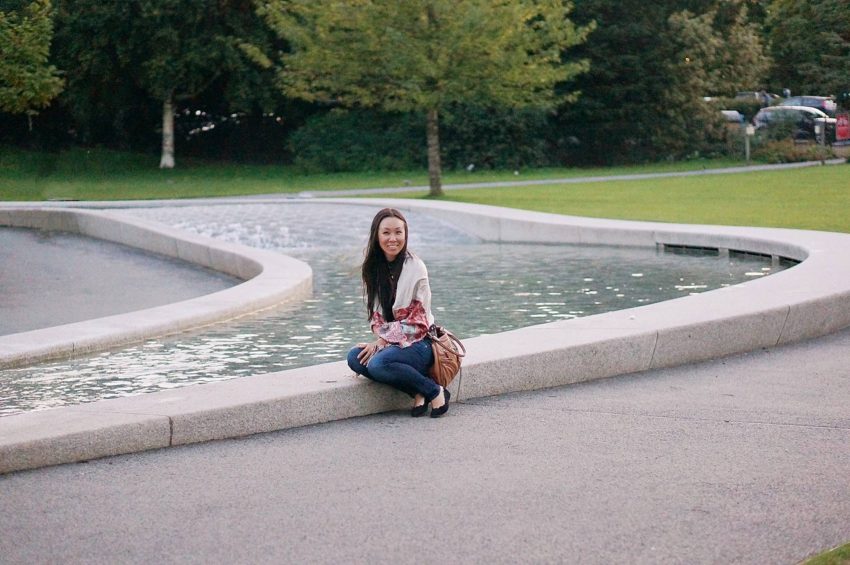 Blogger Diana Elizabeth sitting by Princess Diana fountain in London