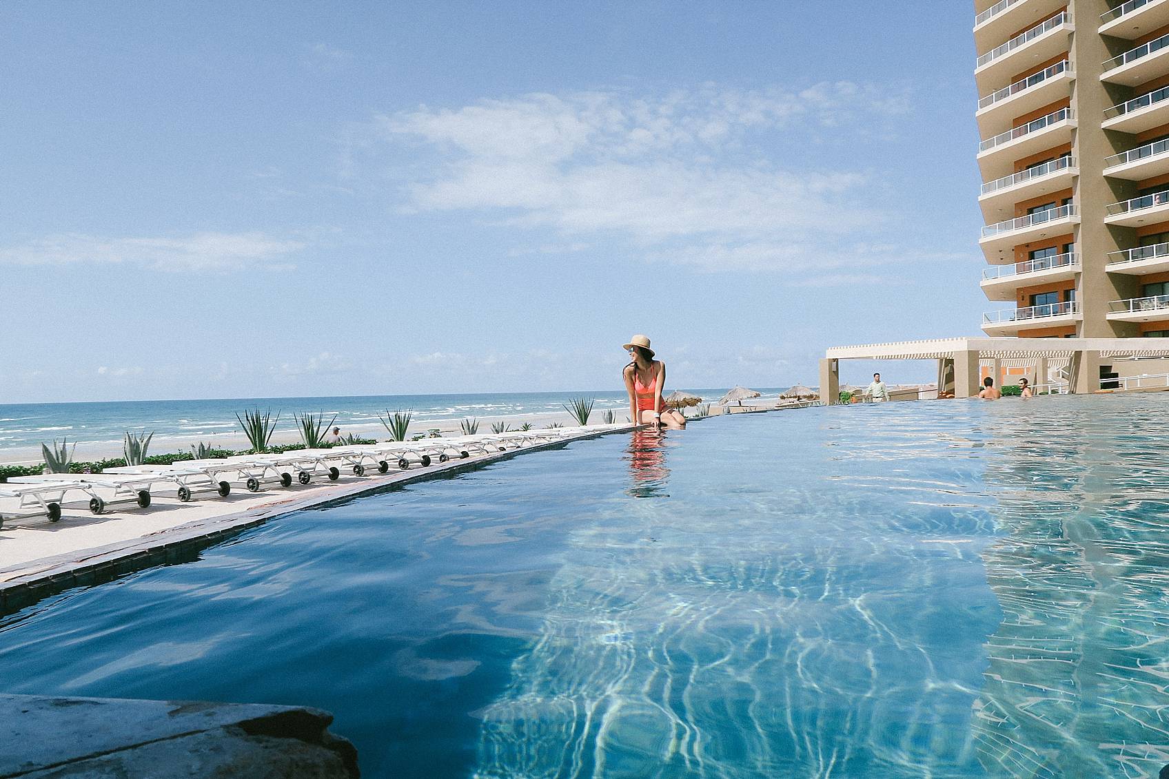 Lifestyle blogger Diana Elizabeth in Puerto Penasco Rocky Point Mexico in infinity pool at las palomas