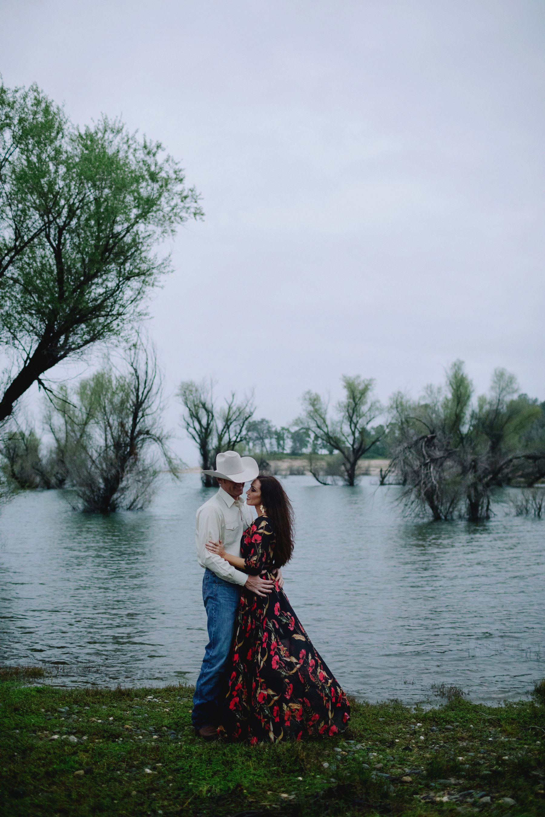 cowboy hat engagement session by the lake and woods in Northern California - Diana Elizabeth photography - www.dianaelizabeth.com