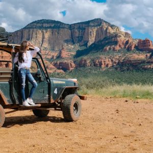 Sedona Jeep red rock tour safari at seven canyons wearing white linen top and white sneakers by FitFlop in jeep