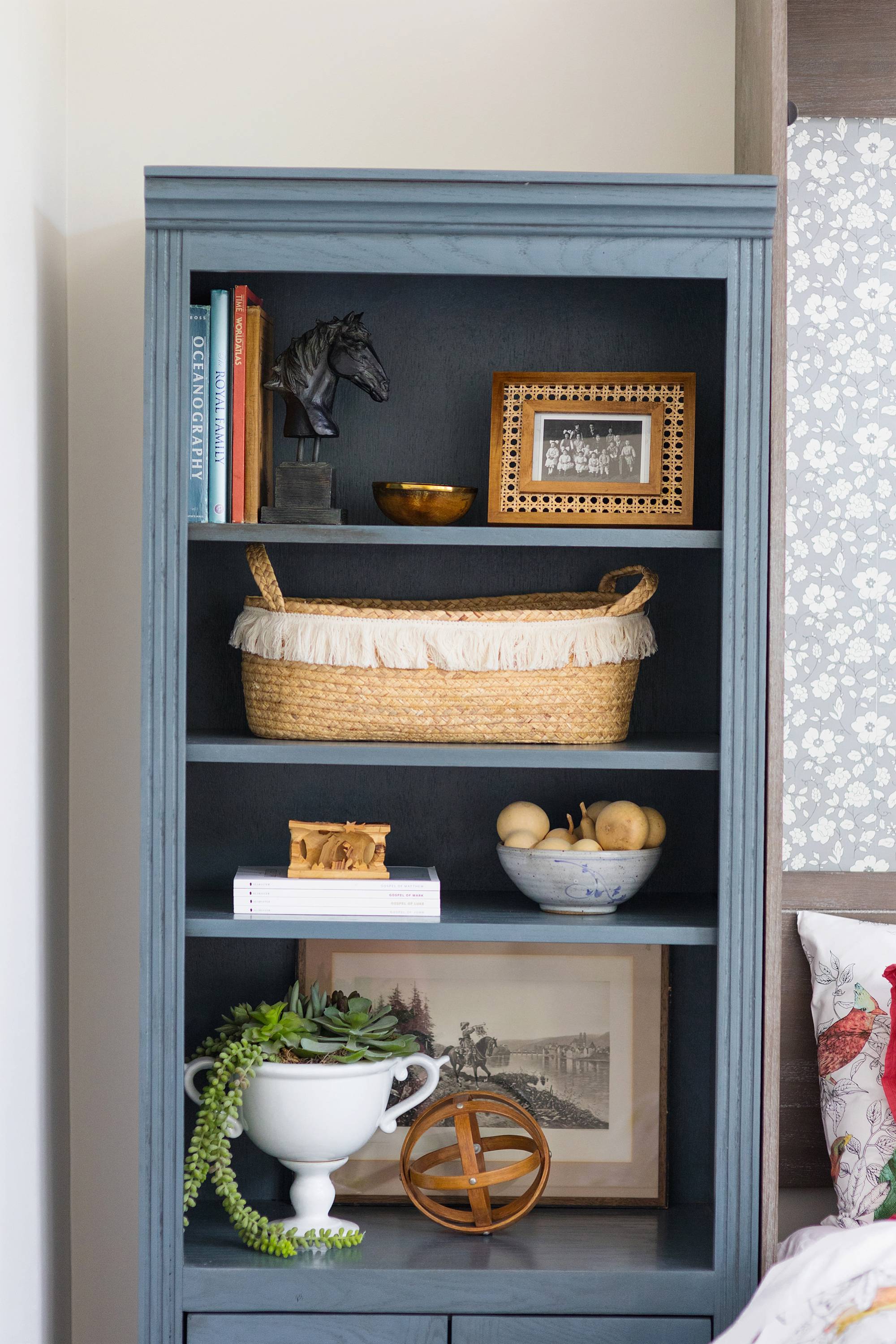 how to style and decorate a Murphy bed so it looks attractive try bookshelves