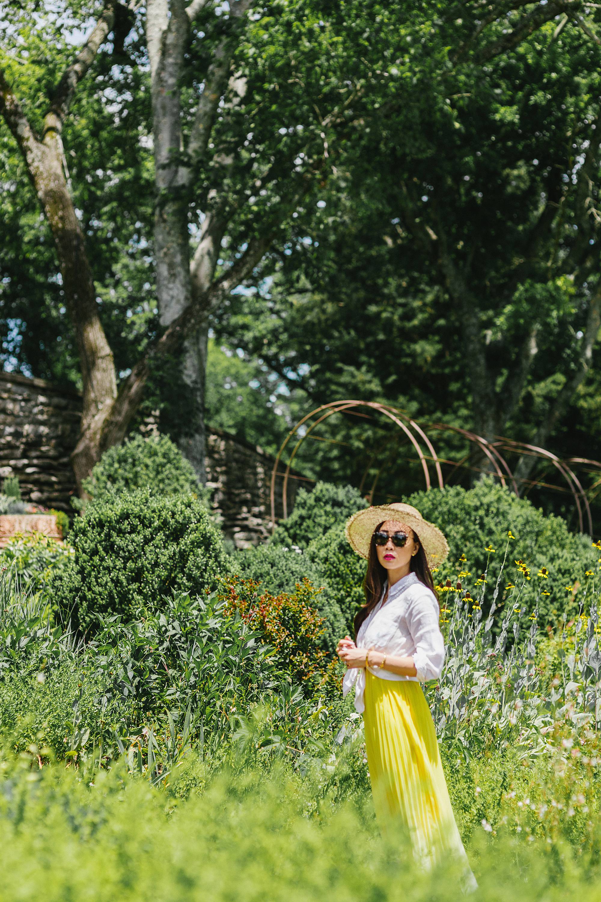 yellow summer dress exploring cheekwood estates in nashville