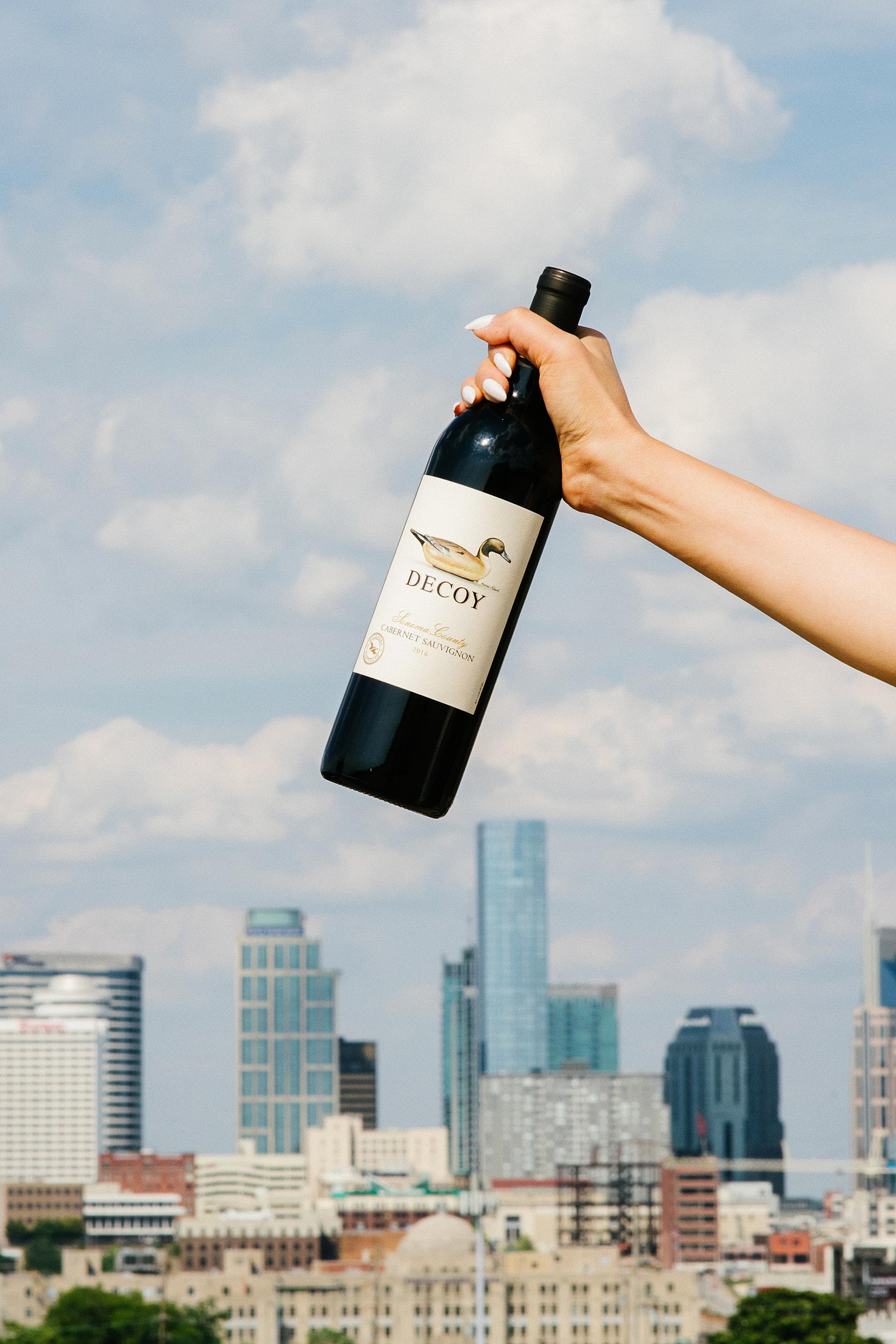 decoy wine with Nashville skyline