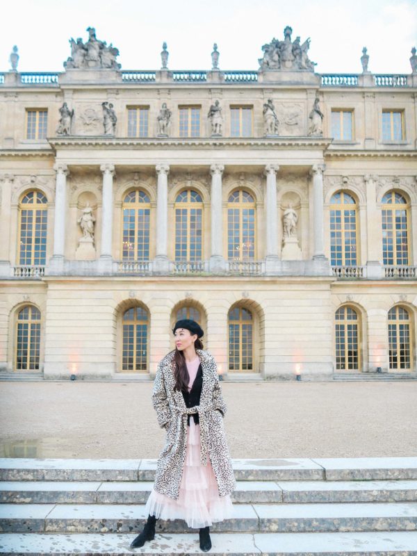 how to dress stylishly and comfortable while traveling - traveling tips versailles France pink tutu