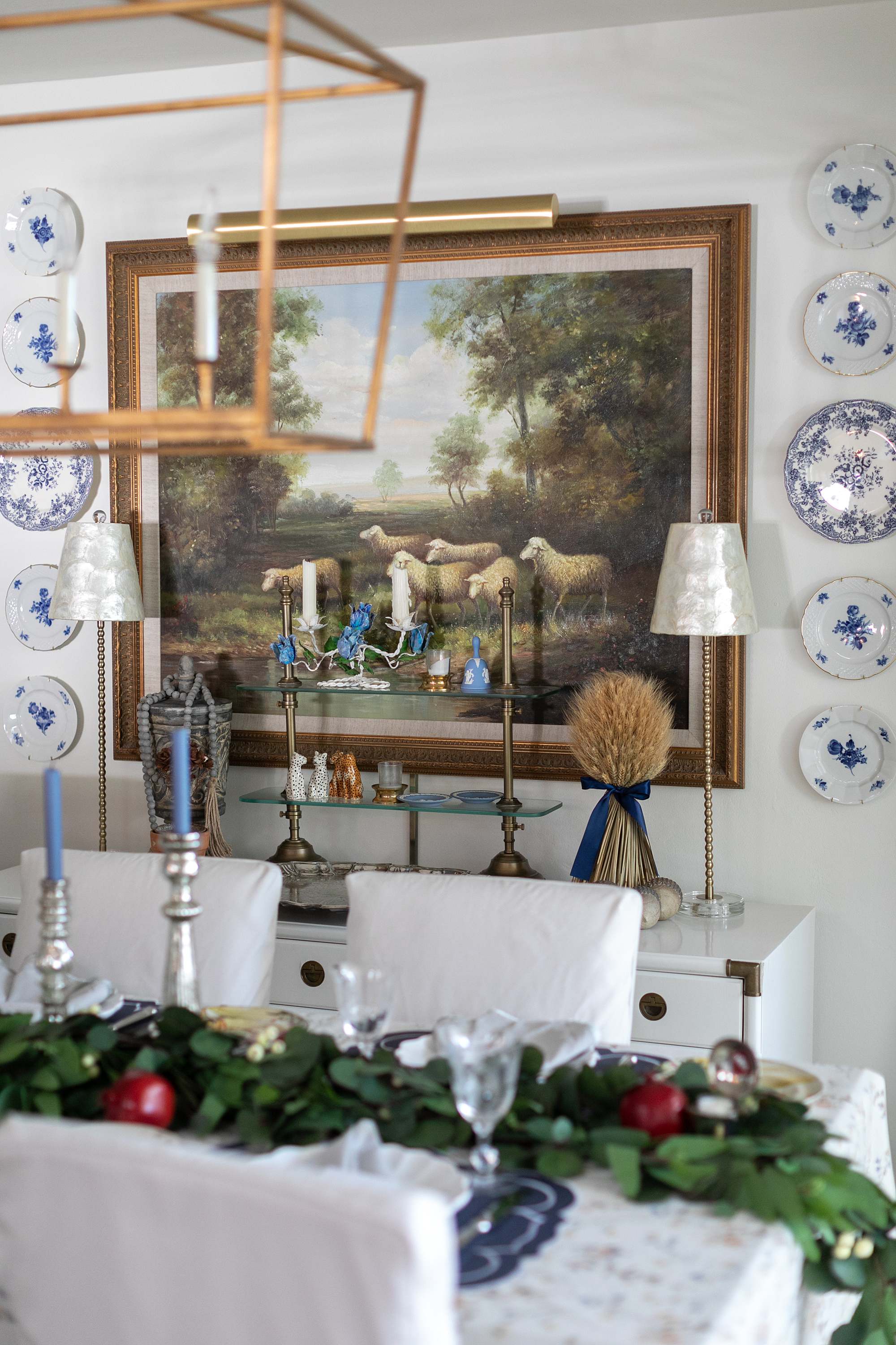 hanging plates on the wall in dining room blue white tablescape 