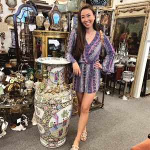 rose medallion palace vase antique store. phoenix blogger Diana Elizabeth standing by it at Antique Gatherings