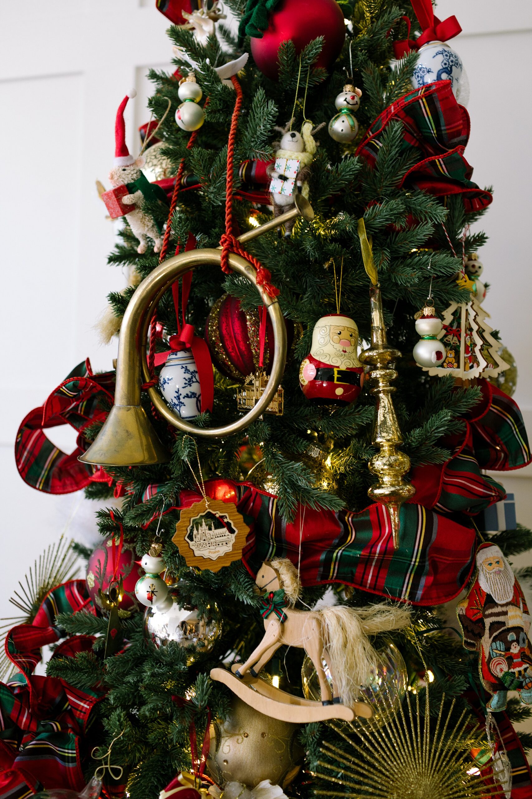 christmas-tree-decor-red-traditional-mackenzie-childs-ribbon-diana-elizabeth-blog_0036  – Diana Elizabeth Blog, image size:1707x2560