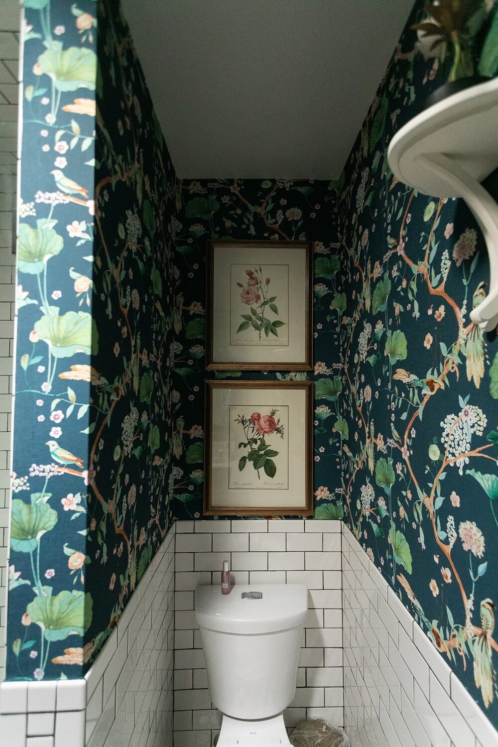 A moody floral bathroom - Diana Elizabeth