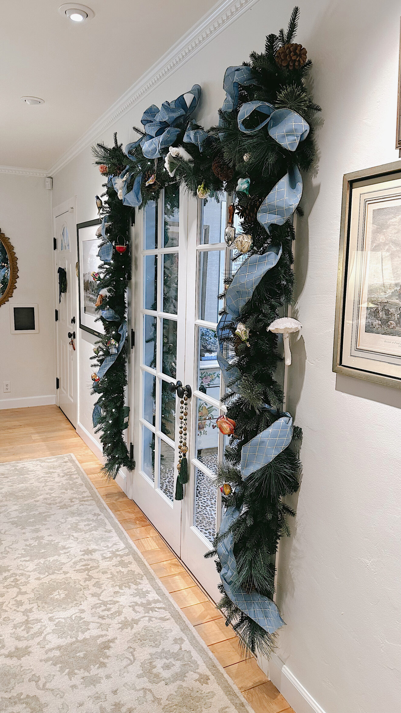 Alternative to Christmas Tree idea: Decorate the garland – Diana