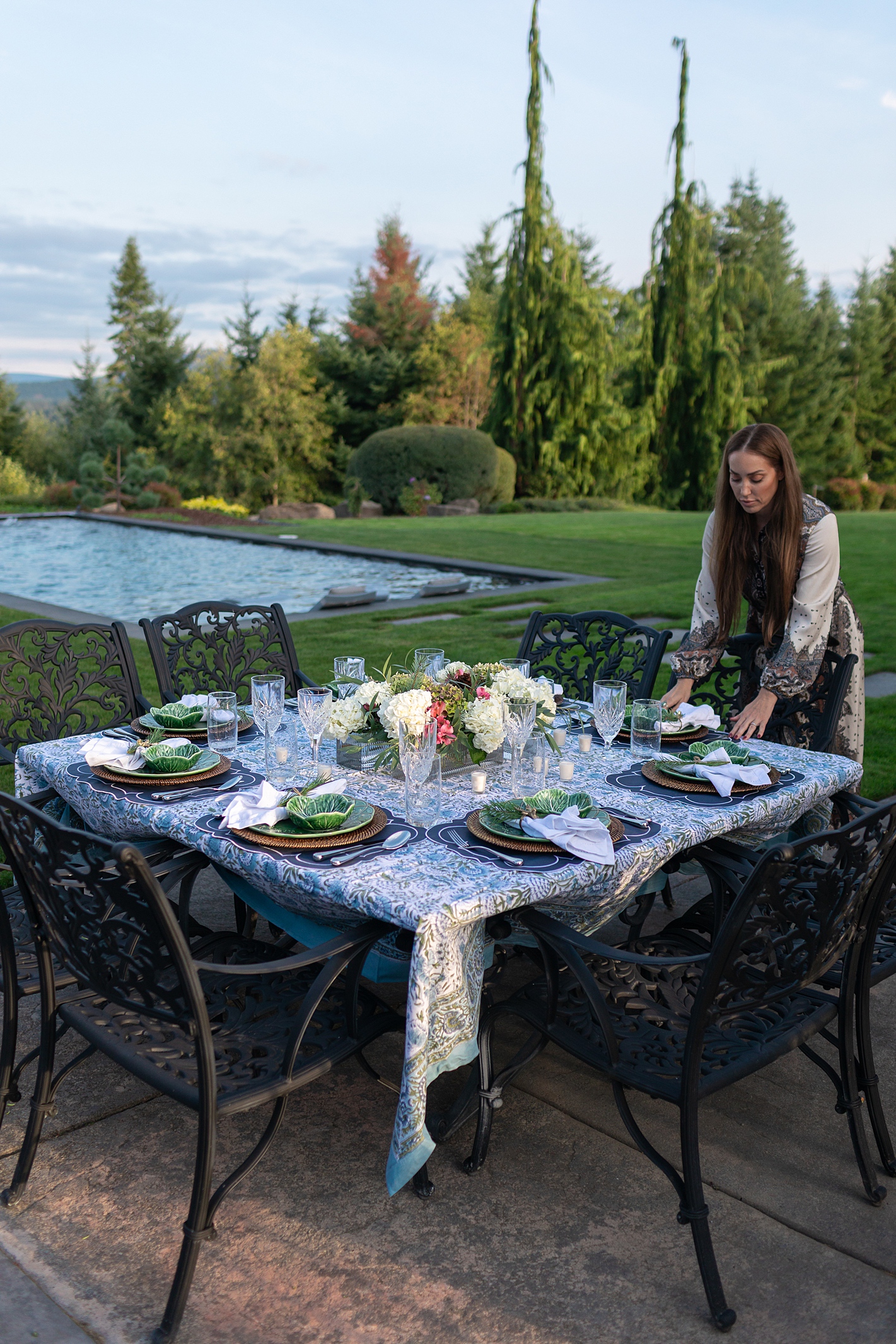 Alpine-inspired outdoor dining table décor
