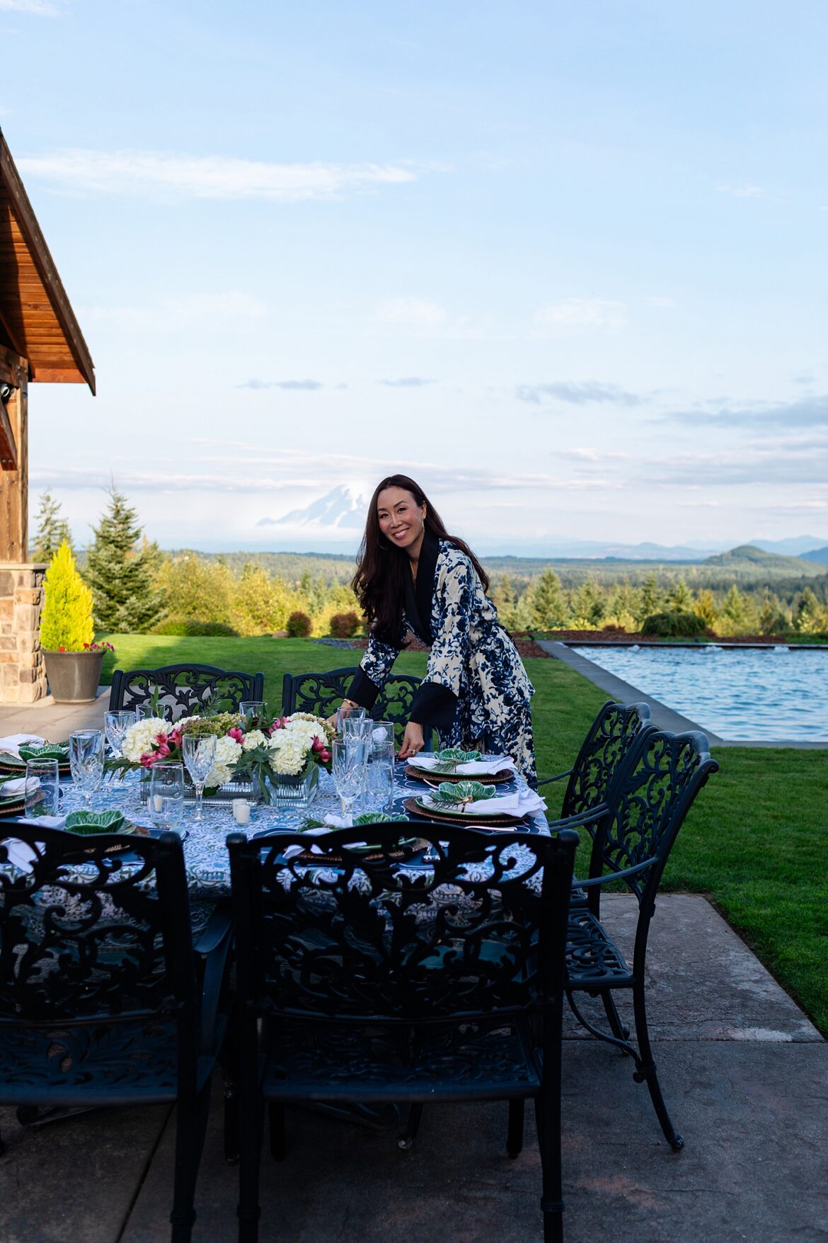 Hosting Outdoors with a View of Mt. Rainier: Alpine-inspired outdoor dining table décor